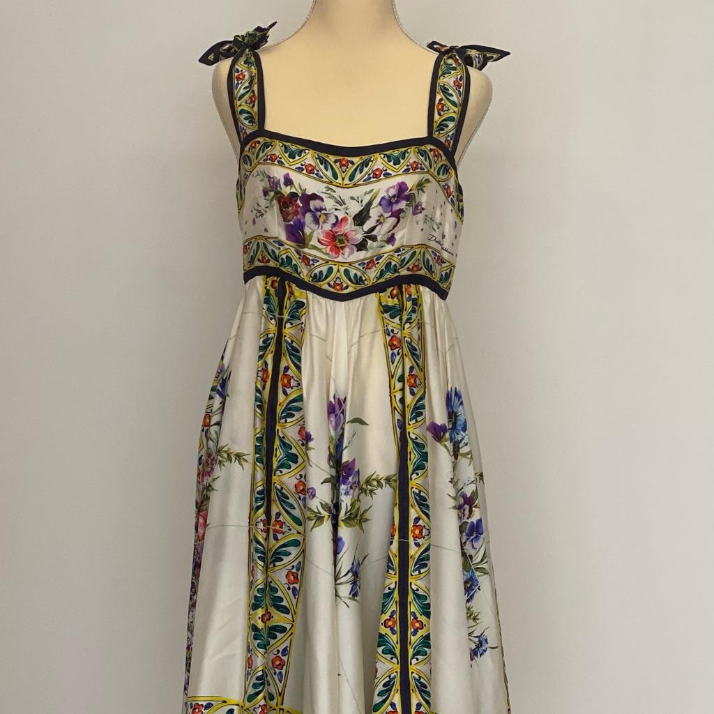 Famous scarf dress .